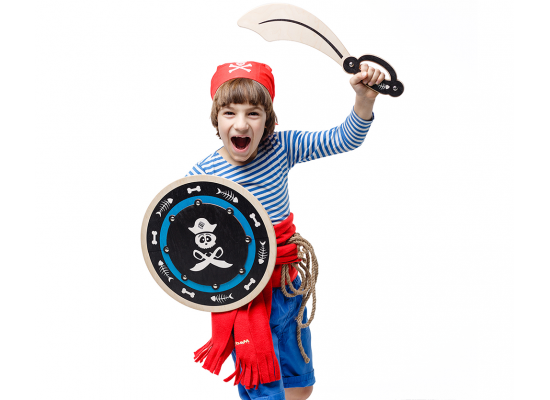 Ребенок с деревянной игрушкой Сабля пирата