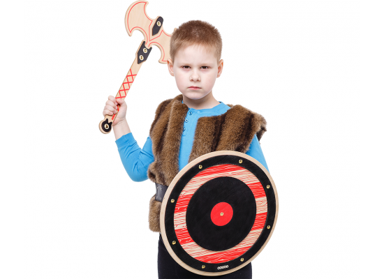 Ребенок с деревянной игрушкой Секира викинга